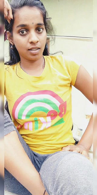 Desi Girl Shows her Boobs