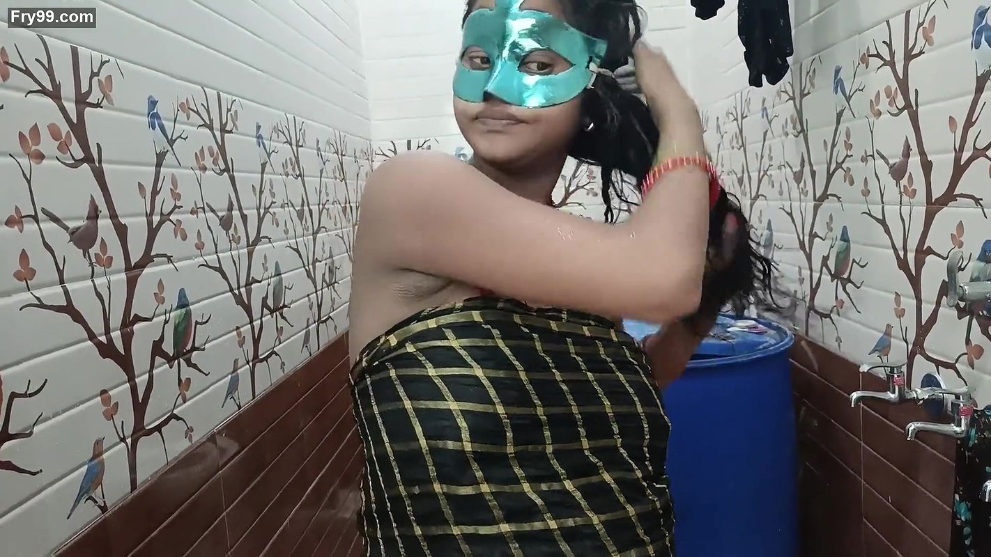 Sapna didi apni chut me ungli kar rahi hai