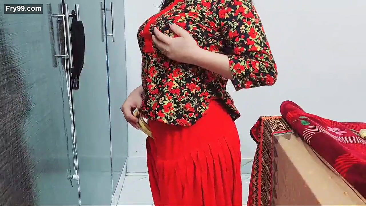 Pakistani Bhabi Teasing Her Boyfriend On Video Call