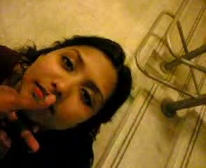 Beautiful sari Babe giving blowjob