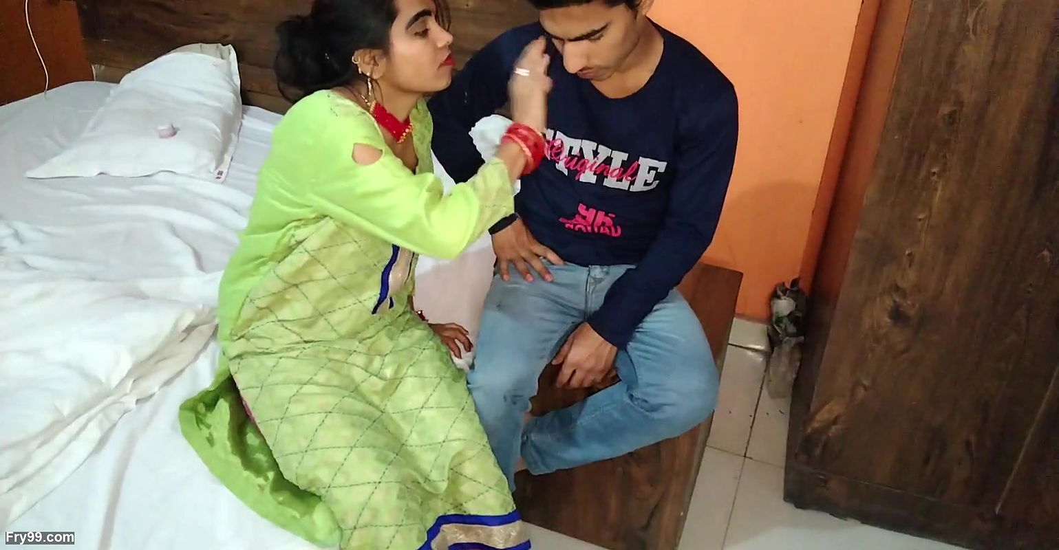 Pados ki ladki ko pel ke rula diya