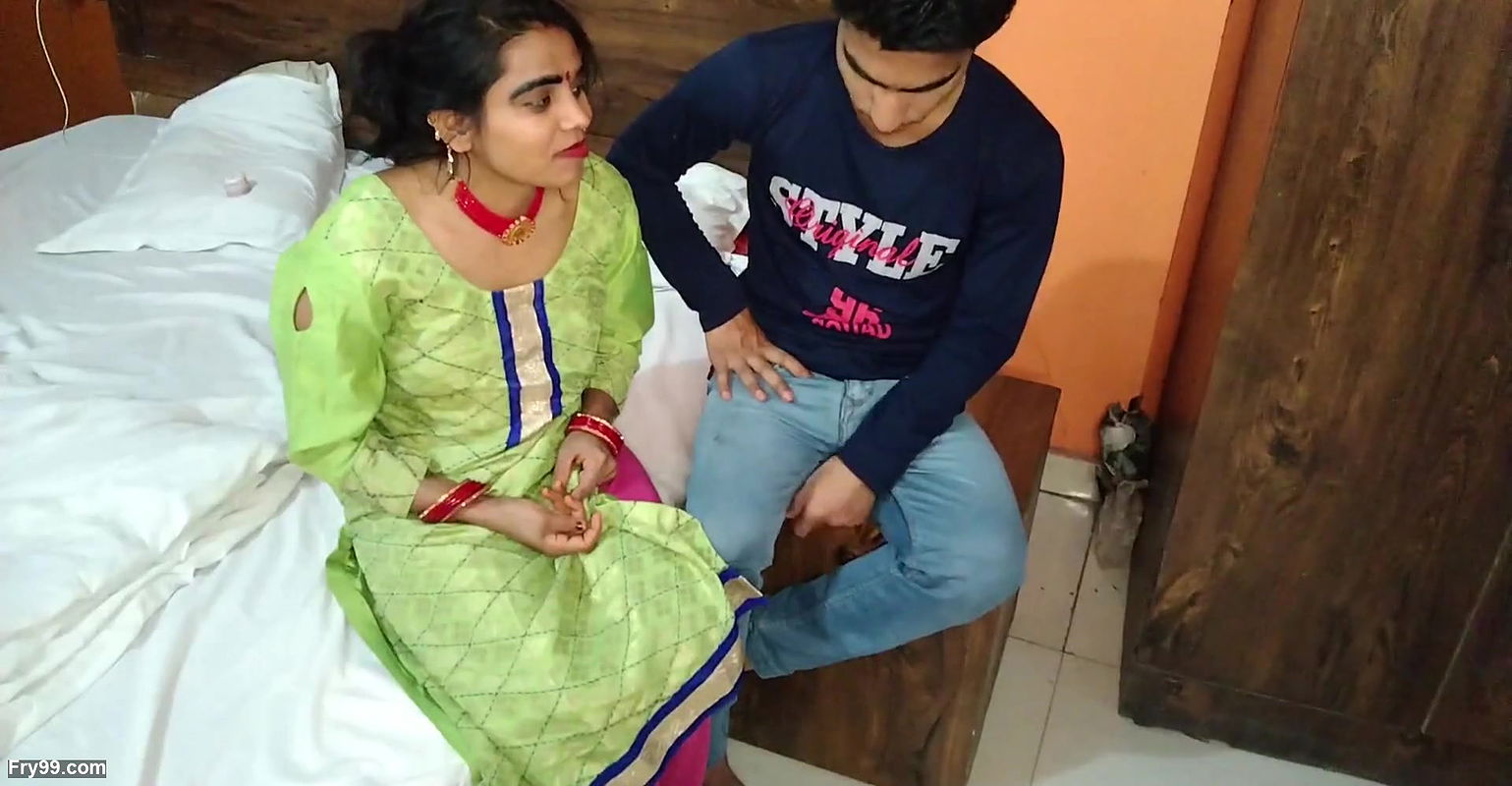 Pados ki ladki ko pel ke rula diya