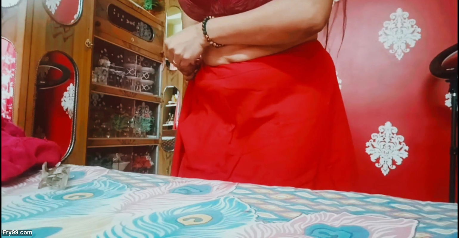 Horny Indian Housewife Lavisha Fingers Her Tight Desi Pussy, Solo MILF Moaning in Homemade Video