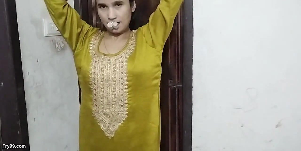 College girl ki kapra khotle huye video bna liya