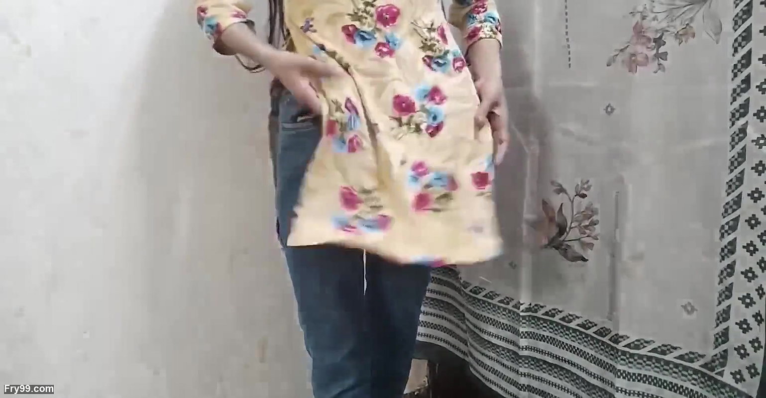 Chachi ko hot kpada pahana kar jabar dasti choda