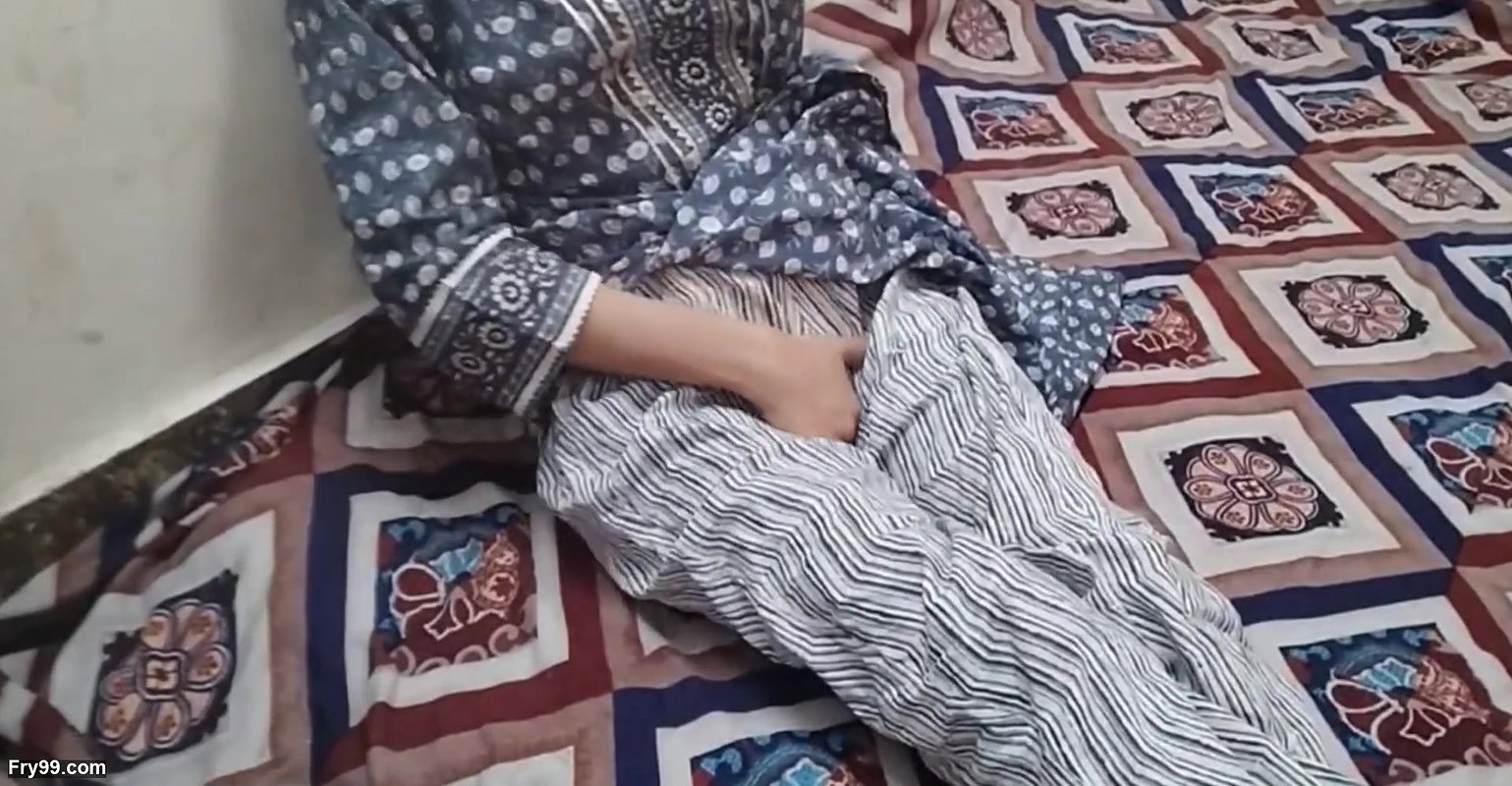 Chacha ne jabar dasti step sister ko choda