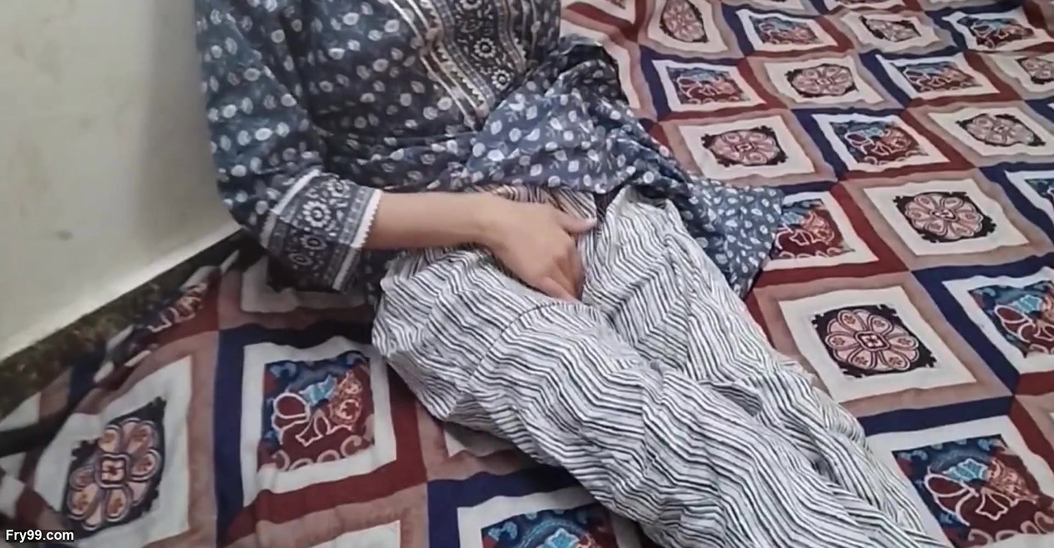 Chacha ne jabar dasti step sister ko choda