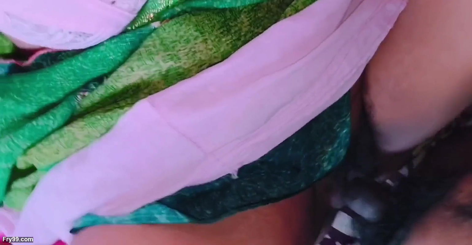 Bhaiya ne jab bhabhi ke chut me lund dala to bhabhi pesab kardi.desi aunty ne uncle ke lund pe chut ka paani nikal diya hindi