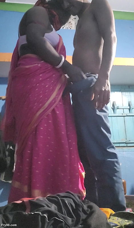 Bhabhi was fucked after applying oil in the village