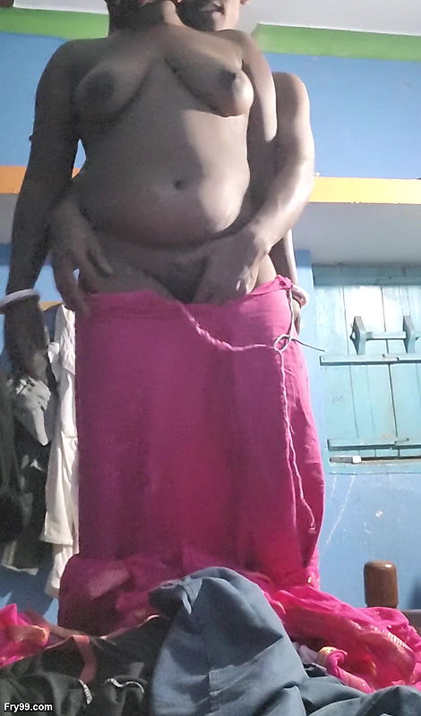 Bhabhi was fucked after applying oil in the village