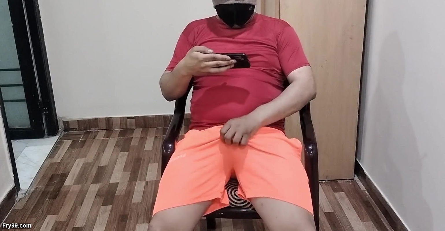 Bhabhi ne gandi video dekhte muze pakad liya