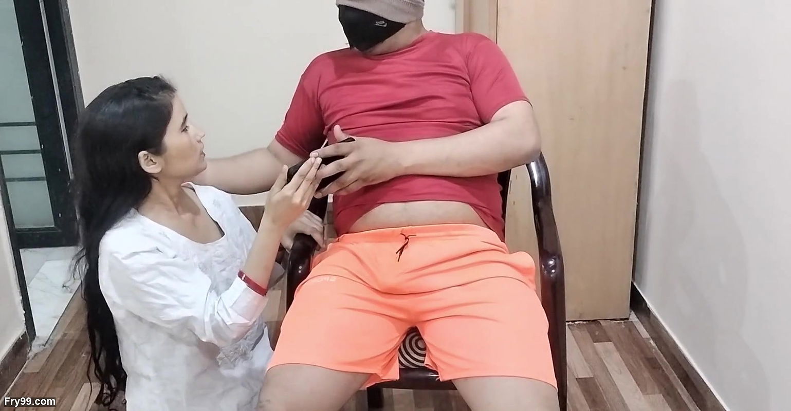 Bhabhi ne gandi video dekhte muze pakad liya