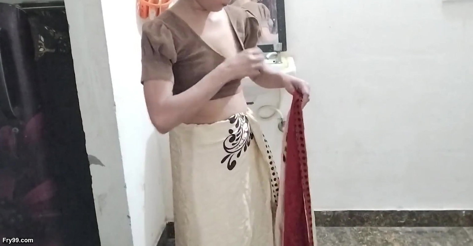 Bhabhi ko paise dekar jabar dasti doodh daba kar pela