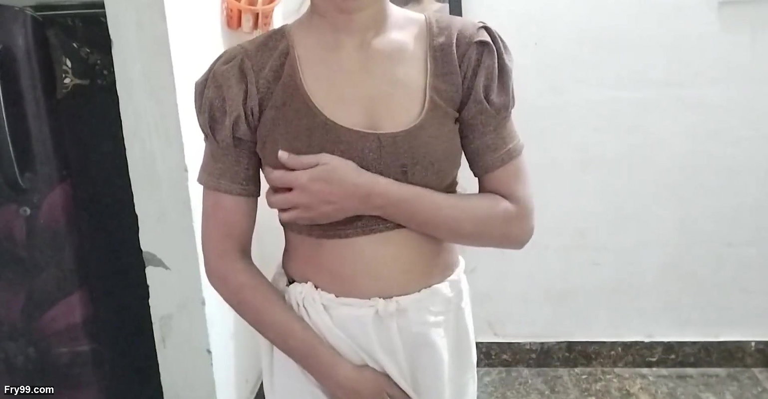 Bhabhi ko paise dekar jabar dasti doodh daba kar pela