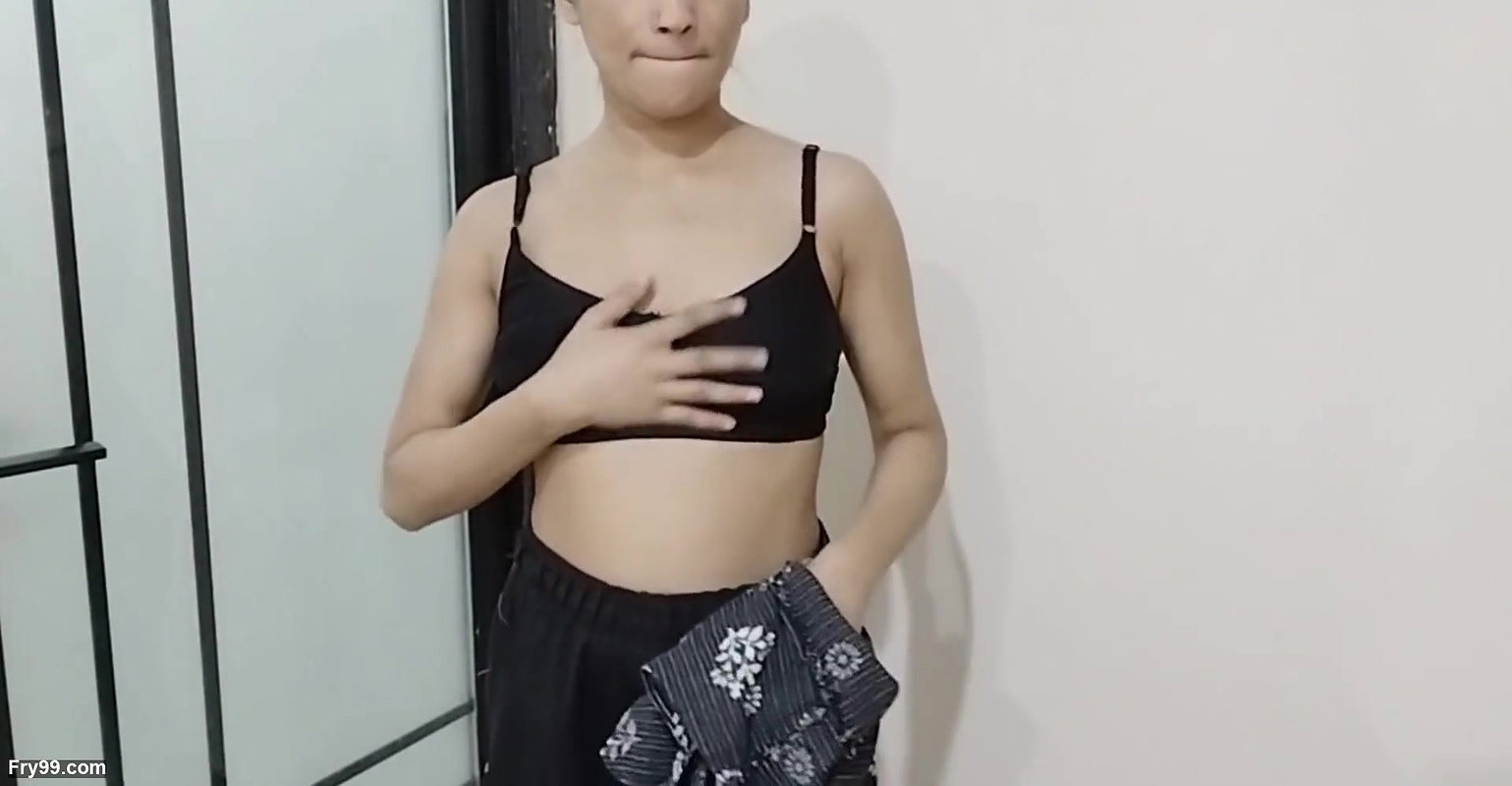 Bathroom me gyi step sister ko jabar dast choda