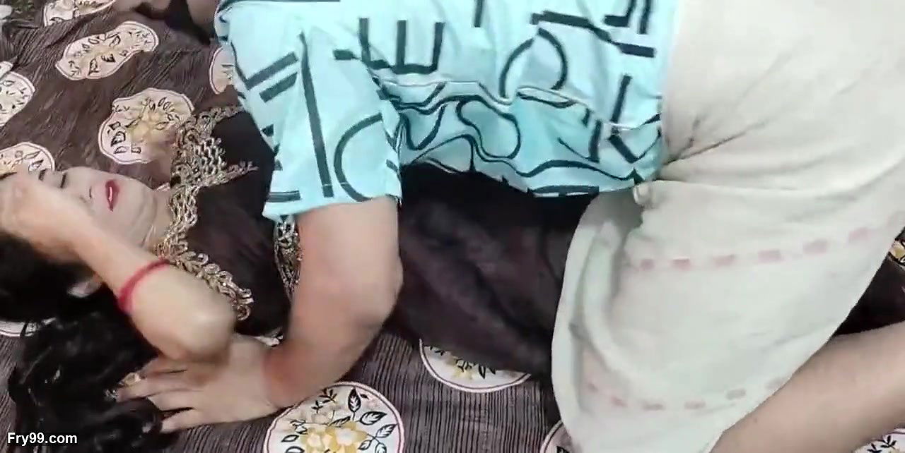 Wife ki friend ko akele dekh kar chod diya