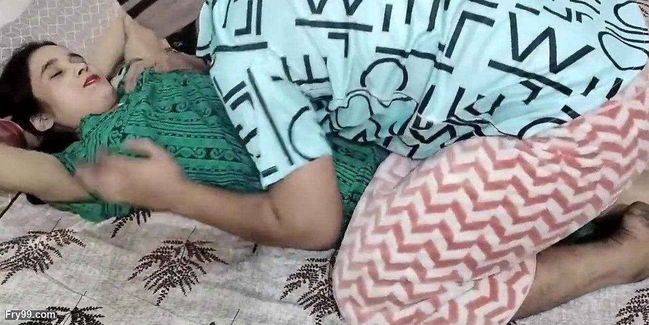 Chachi ke bur me mota land de diya