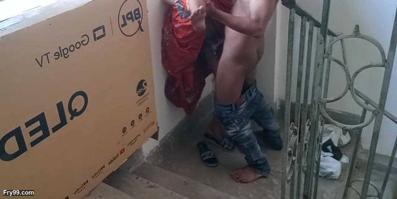 Bhabi ke ghar jo bhi jata hai bhabi sab chudwati hai