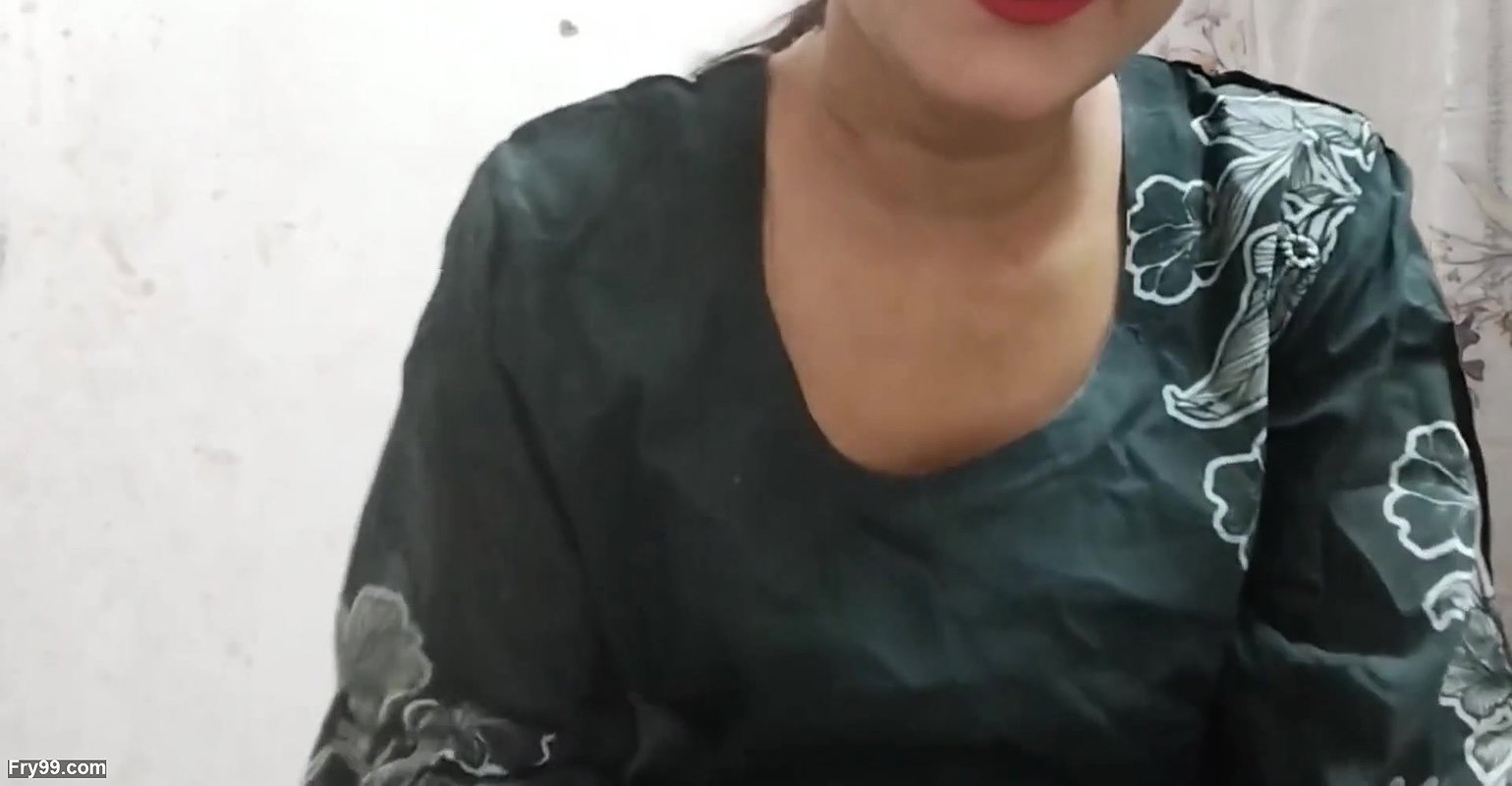 Step sister ko new dress dilwa kar jabar dasti pel diya