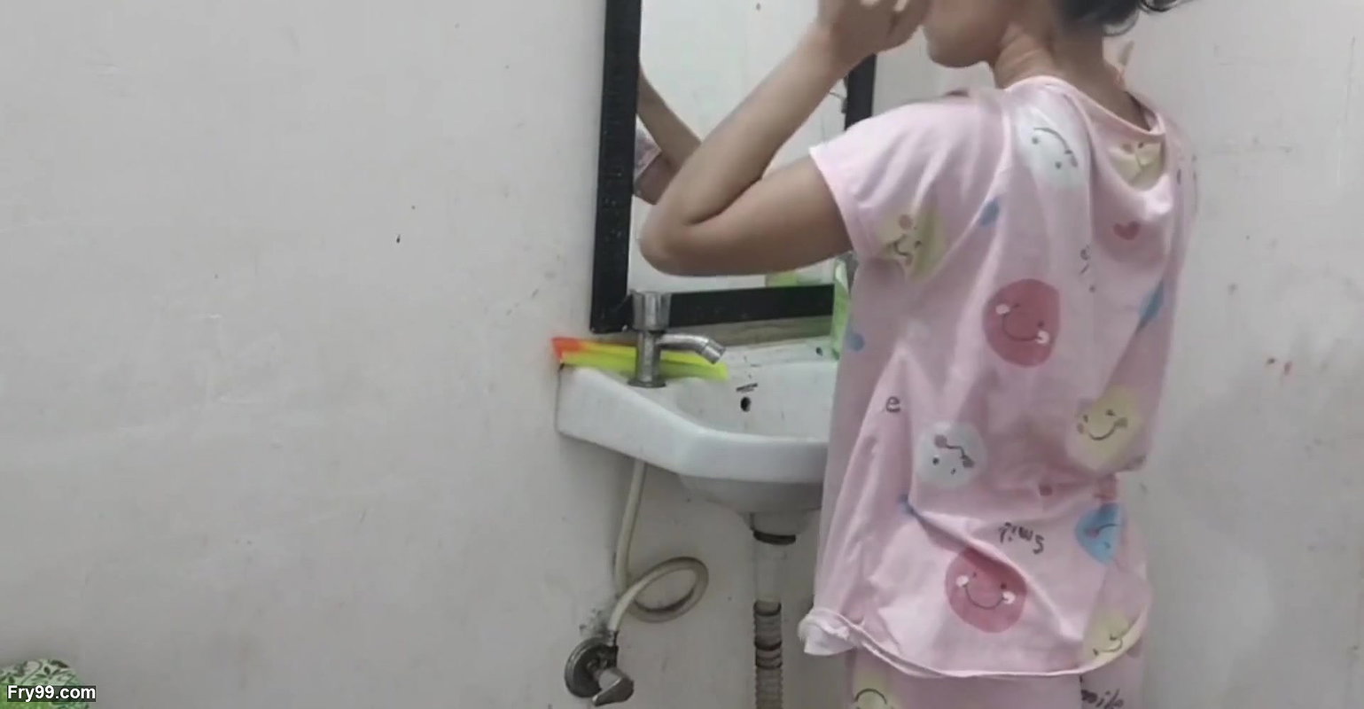 Step sister ko bathroom me pakad ke chod diya