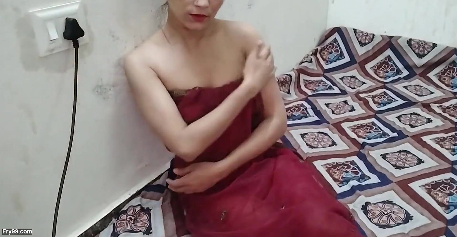 Step sister ko bathroom me hi pakad ke choda