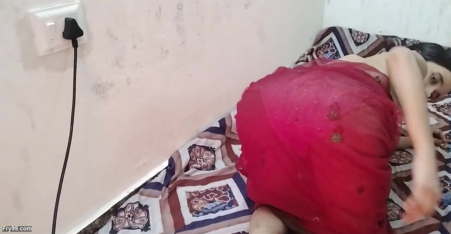 Step sister ko bathroom me hi pakad ke choda