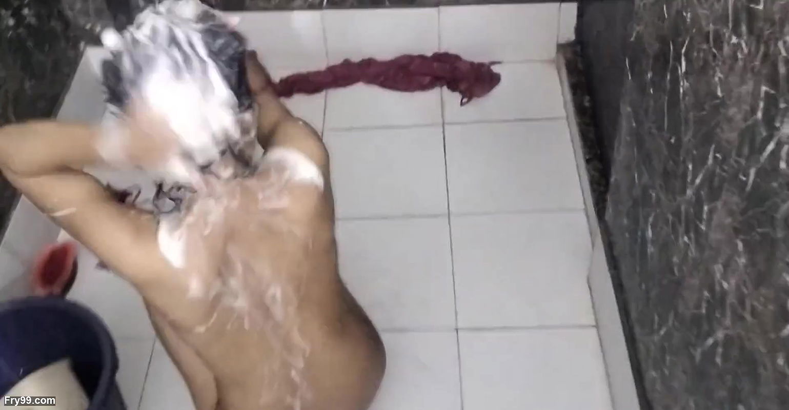 Step sister bathroom me naha rahi thi to jakar chod diya