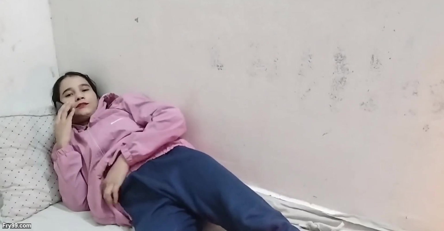 Soyi hui little step sister ko jabar dasti pela