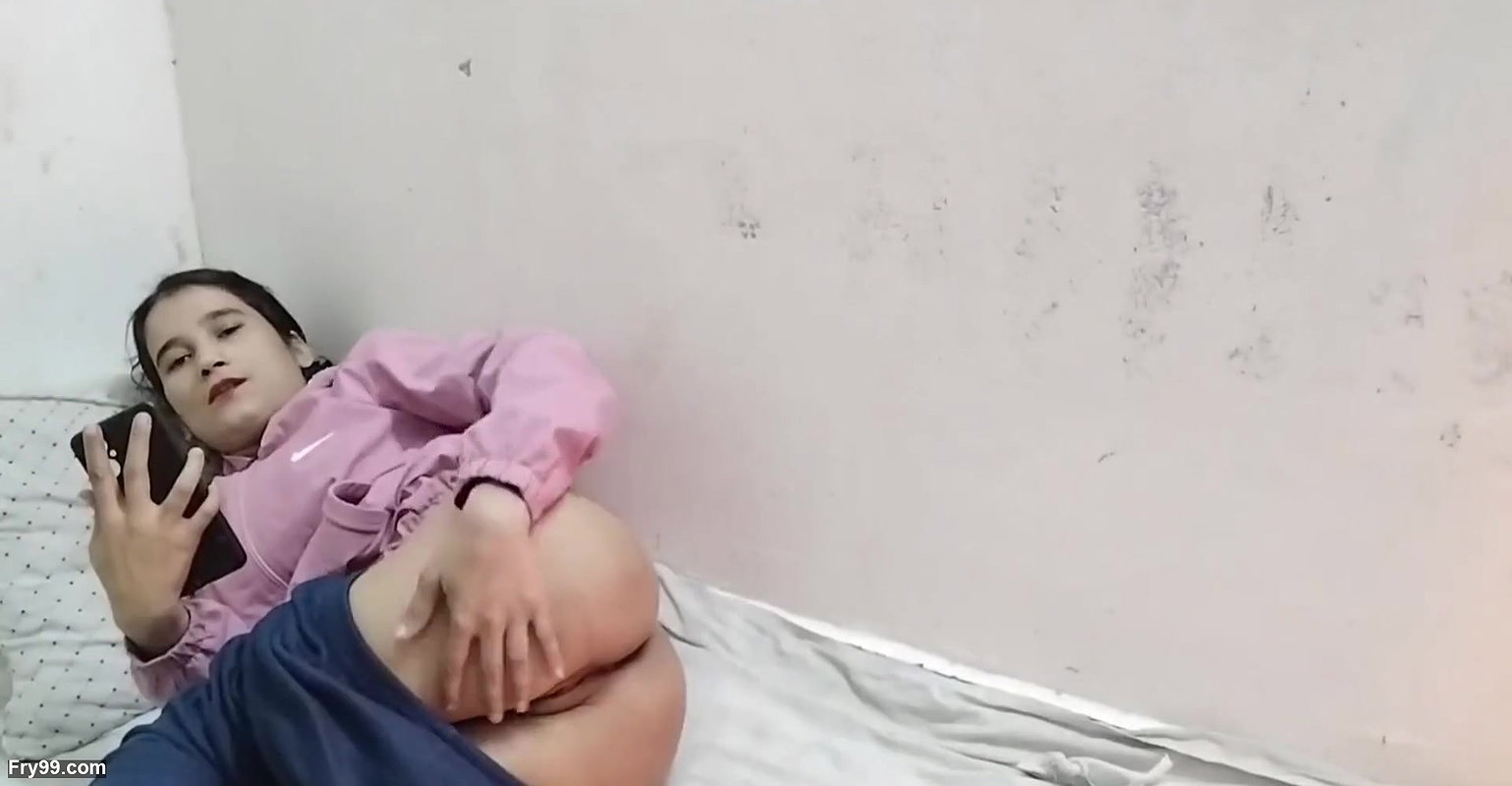 Soyi hui little step sister ko jabar dasti pela