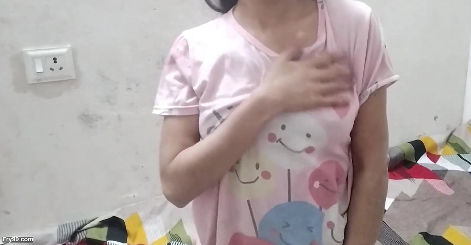 Ghar par aaye padosi ko jabar dasti pakad ke chod diya