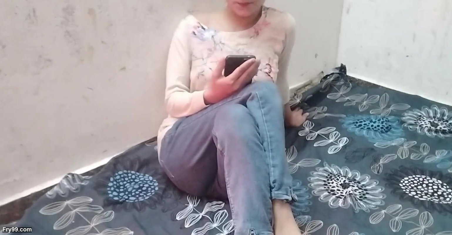 Ghar me akele dekh kar step sister ko choda