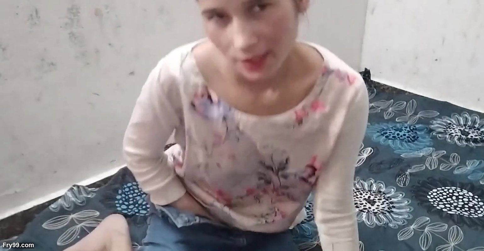 Ghar me akele dekh kar step sister ko choda