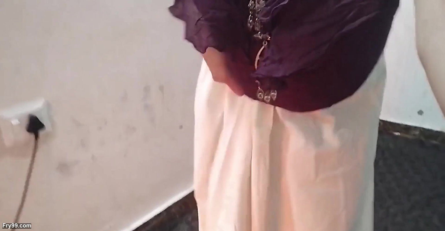 Desi gaao ki larki ko paise dekar hotel le gya