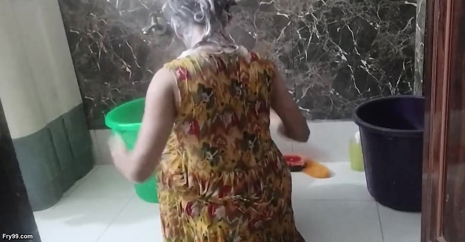 College girl ko bathroom me hi pakad ke chod diya