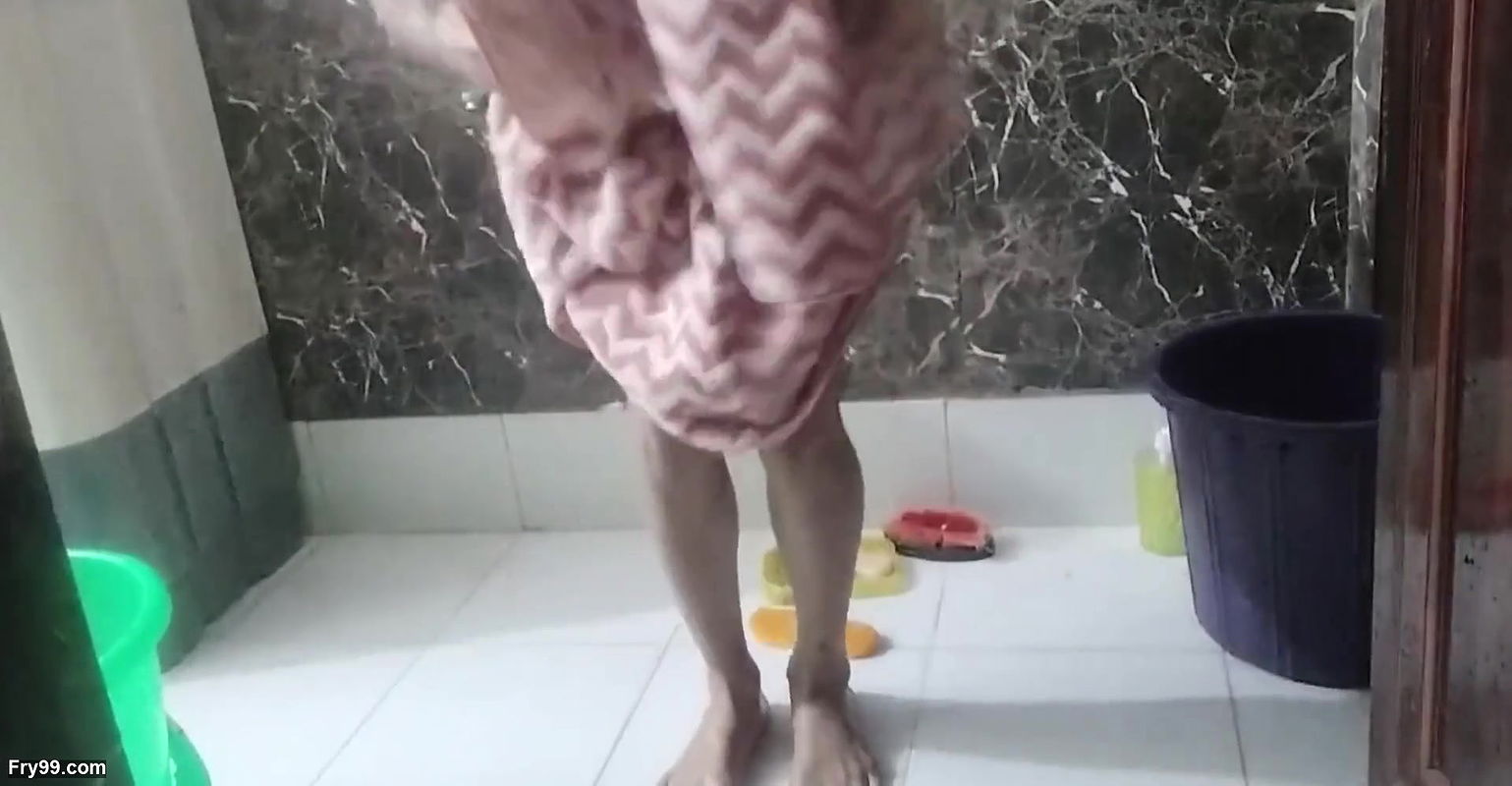 College girl ko bathroom me hi pakad ke chod diya