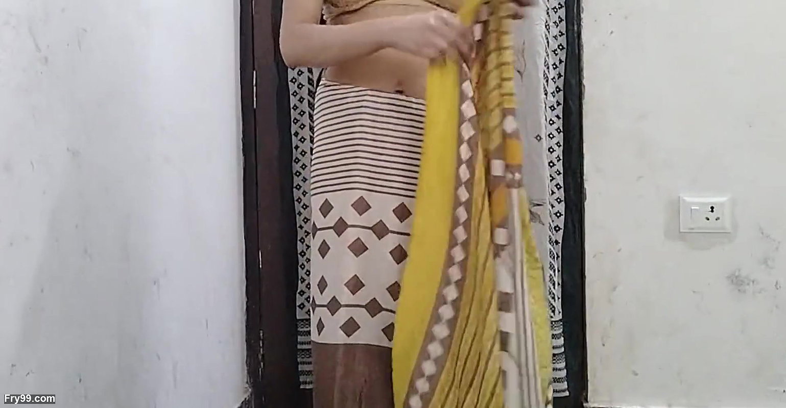 Chachi ko pakde change karte dekh liya