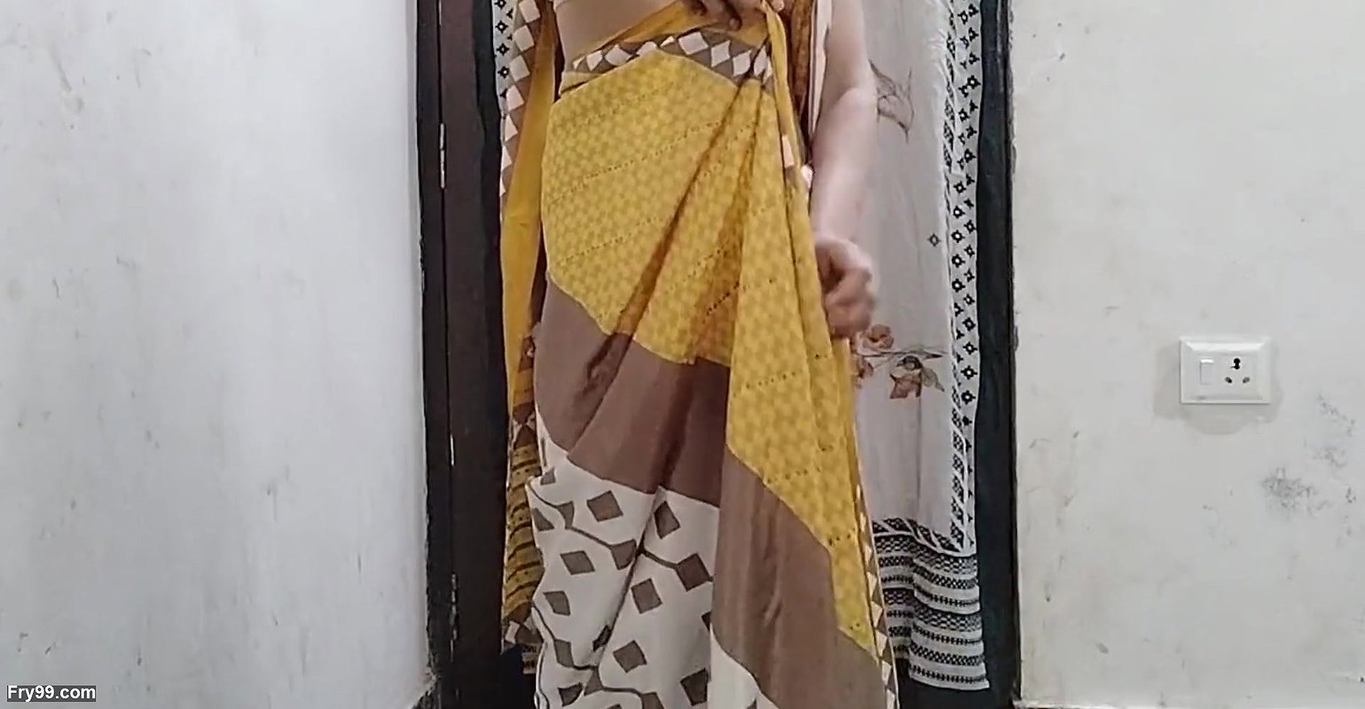 Chachi ko pakde change karte dekh liya