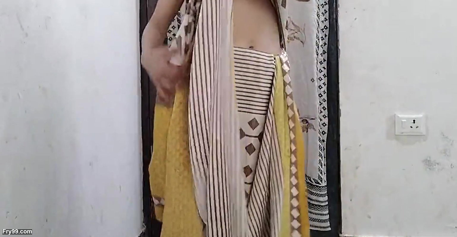 Chachi ko pakde change karte dekh liya