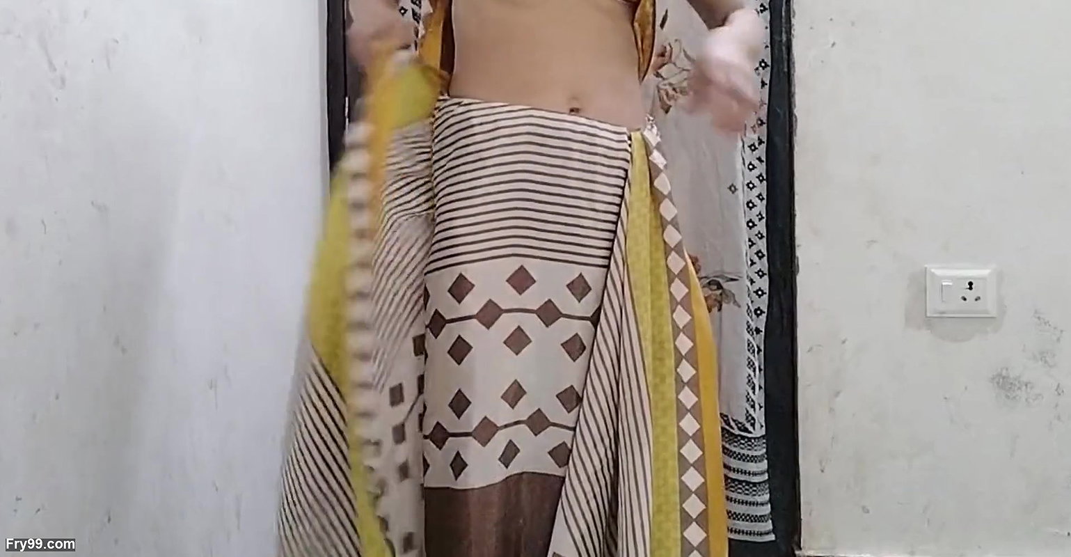 Chachi ko pakde change karte dekh liya