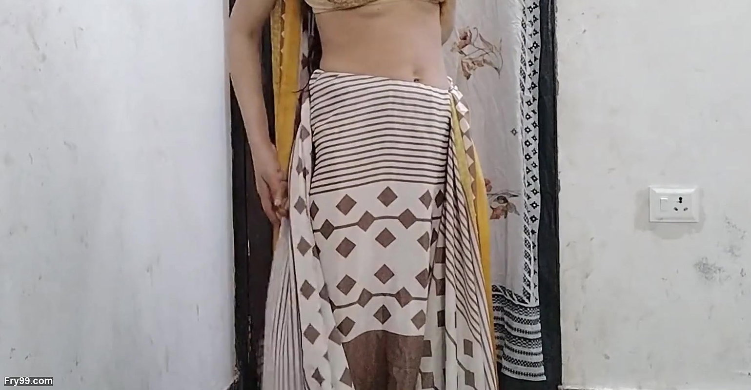 Chachi ko pakde change karte dekh liya