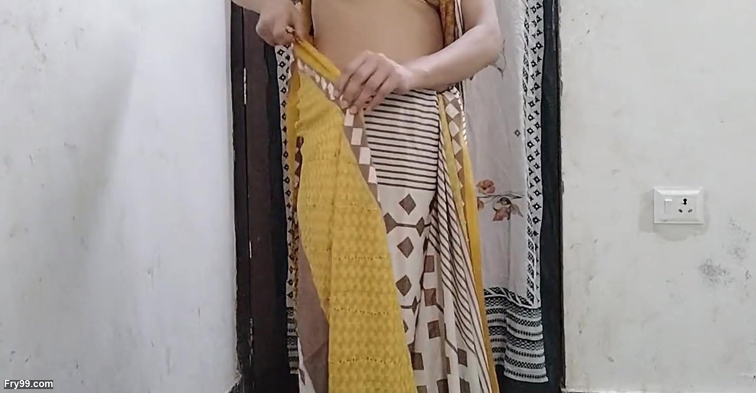 Chachi ko pakde change karte dekh liya