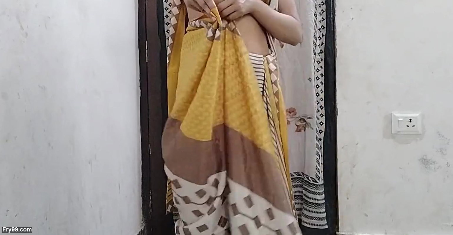 Chachi ko pakde change karte dekh liya