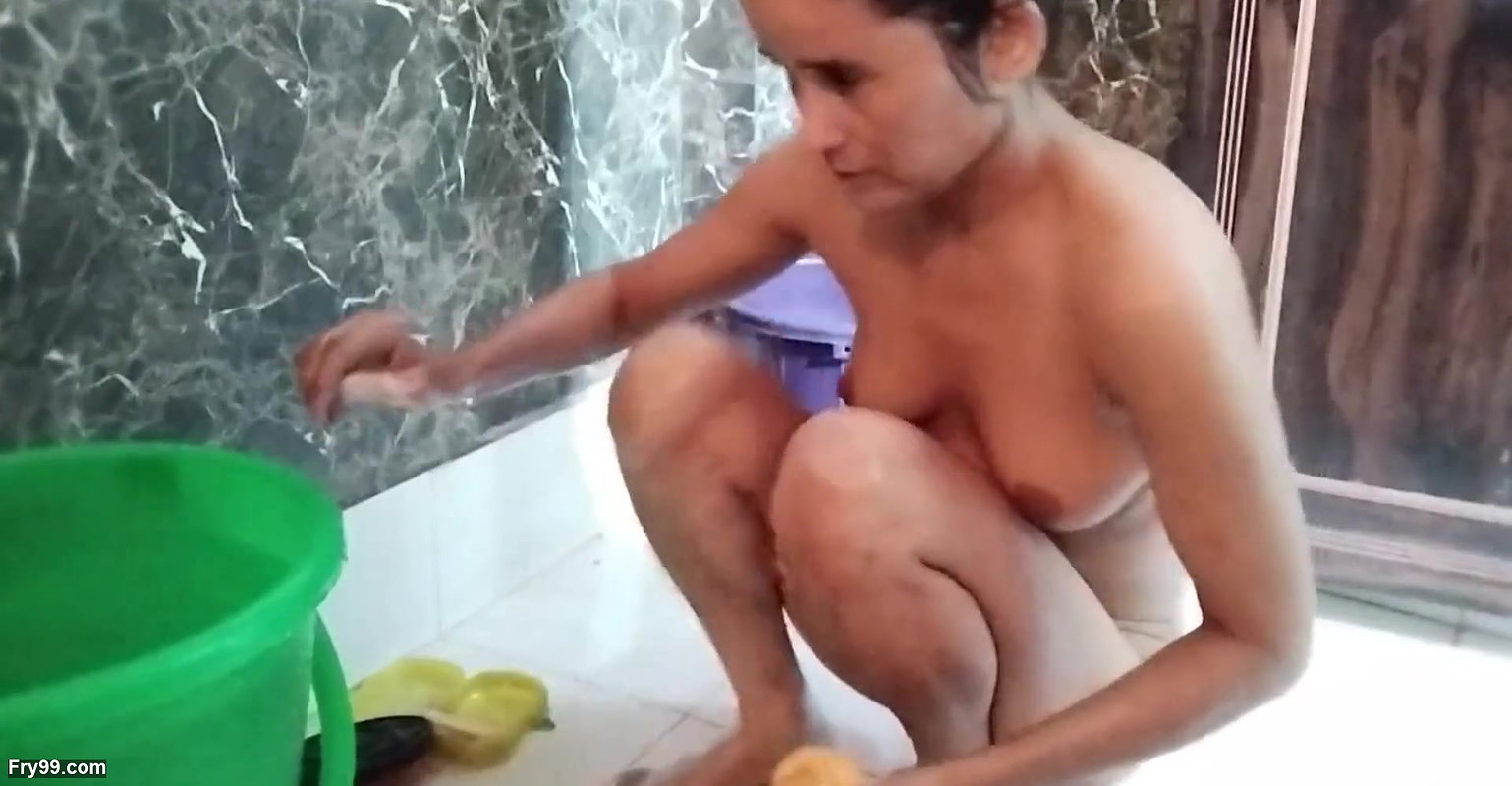 Bhabhi ko bathroom me paise dekar jabar dasti pela