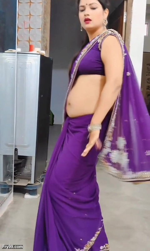 Sister-in-law put color while bathing, enter the bathroom