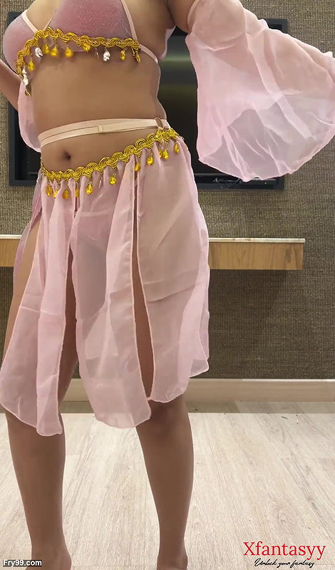 Hot desi Indian girl performing sexy dance