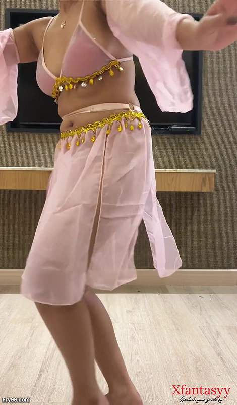 Hot desi Indian girl performing sexy dance