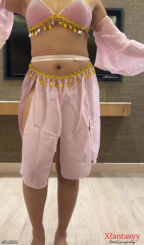 Hot desi Indian girl performing sexy dance