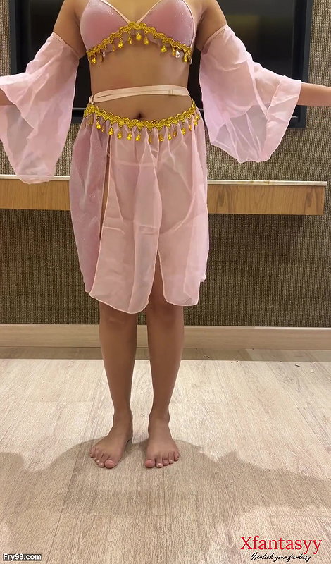 Hot desi Indian girl performing sexy dance