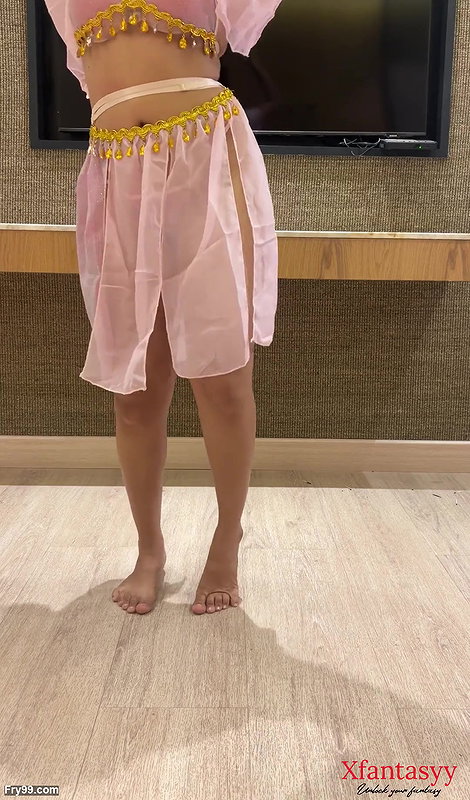 Hot desi Indian girl performing sexy dance