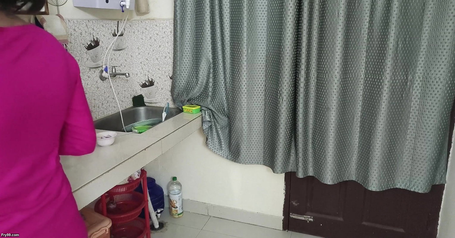 Newly married bhabi fucked by her devar in kitchen- Devar ne bhabi ke laakh mana karne pe bhi chod diya